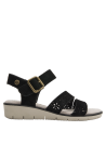 Textura mate suave en sandalia de cuero negro, diseño moderno y versátil para ocasiones informales.