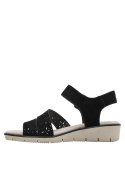Hebilla metálica envejecida en sandalia de cuero negro, estilo casual y elegante para mujer.