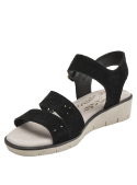 Detalle de patrón calado en tiras frontales de sandalia negra de cuero, estilo casual para mujer.