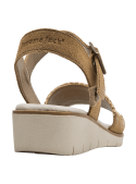 Sandalia de cuero camel para mujer con banda frontal trenzada artesanal y tira ajustable con hebilla.