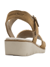 Sandalia de cuero camel para mujer con banda frontal trenzada artesanal y tira ajustable con hebilla.