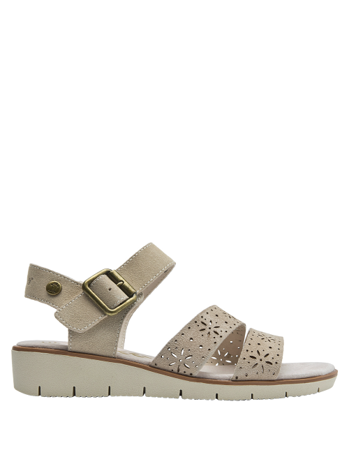 Sandalia boho-chic de cuero beige con suela robusta, perfecta para combinar con vestidos o jeans claros.