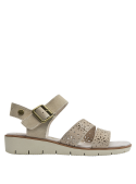 Sandalia versátil de cuero beige, estilo casual con detalles florales y hebilla dorada para eventos relajados.