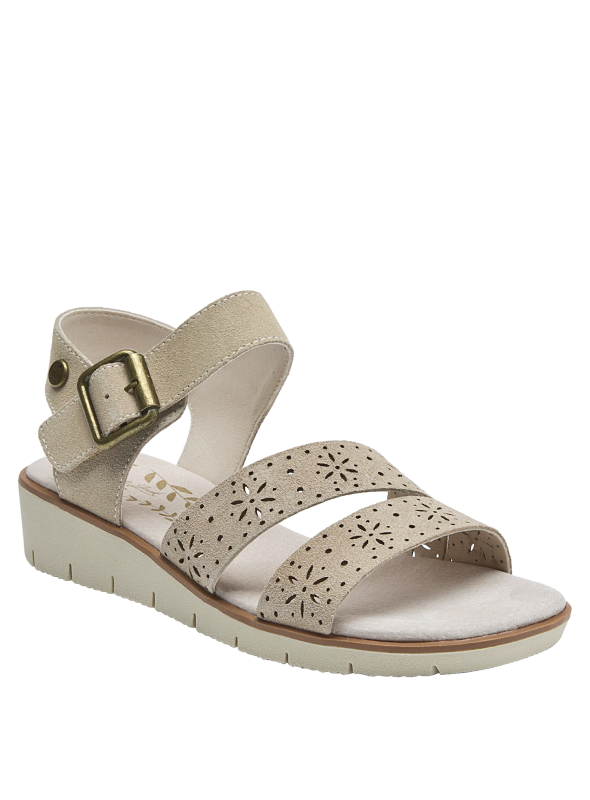Sandalia boho-chic de cuero beige con suela robusta, perfecta para combinar con vestidos o jeans claros.