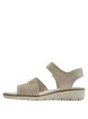 Textura suave y cómoda en sandalia de cuero beige con plataforma moderada, ideal para un look veraniego.