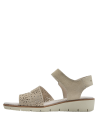 Textura suave y cómoda en sandalia de cuero beige con plataforma moderada, ideal para un look veraniego.