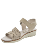 Hebilla dorada envejecida en sandalia de cuero beige, diseño boho-chic para ocasiones informales.