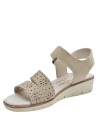 Hebilla dorada envejecida en sandalia de cuero beige, diseño boho-chic para ocasiones informales.