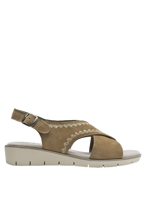 Calzado casual de mujer en tono camel con diseño bohemio y suela gruesa.