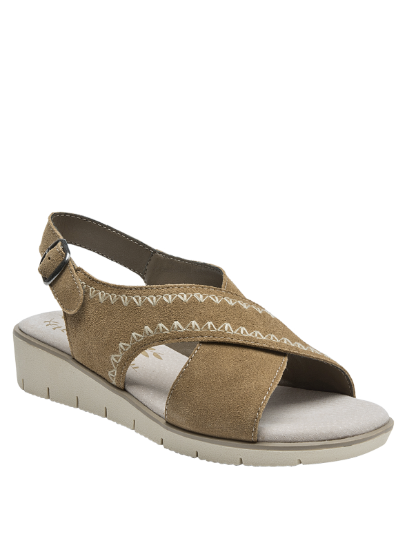 Calzado casual de mujer en tono camel con diseño bohemio y suela gruesa.