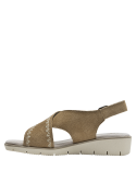 Sandalia de cuero taupe con suela beige claro, ideal para caminatas prolongadas.