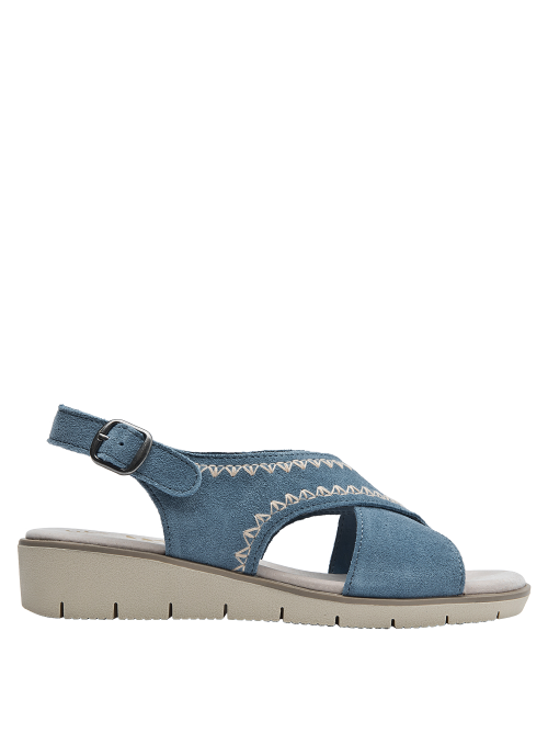 Cuero azul y bordados beige destacan en esta sandalia casual femenina.