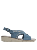 Sandalia femenina en cuero azul con bordados beige, ideal para un look bohemio.