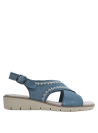 Sandalia femenina en cuero azul con bordados beige, ideal para un look bohemio.