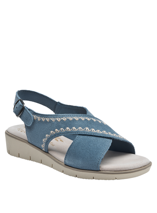 Cuero azul y bordados beige destacan en esta sandalia casual femenina.