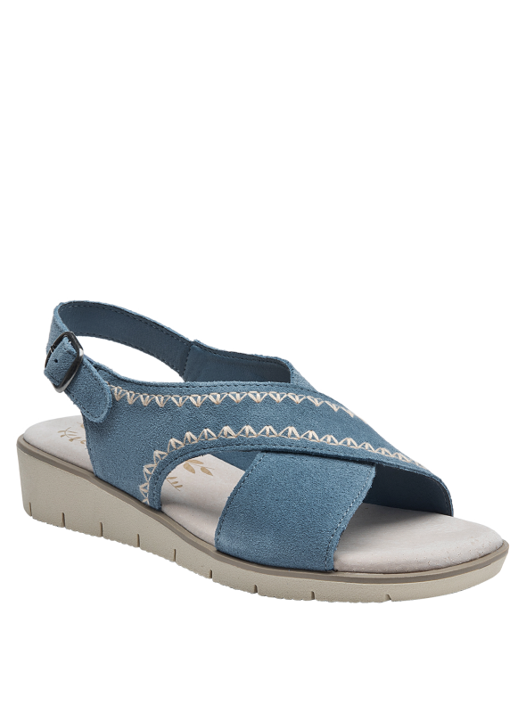Cuero azul y bordados beige destacan en esta sandalia casual femenina.