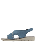 Sandalia azul en cuero para mujer con detalles bohemios en zigzag beige.