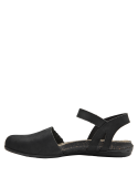 Elegante sandalia casual de cuero negro con textura suave y mate.