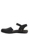 Elegante sandalia casual de cuero negro con textura suave y mate.