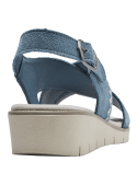 Sandalia de cuero azul para mujer con bordados beige en zigzag, estilo casual bohemio.