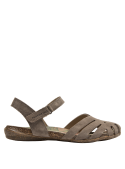 Sandalia de cuero taupe para mujer, estilo casual con correas ventiladas y suela cómoda para paseos informales.