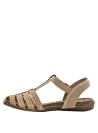 Textura suave y acabado mate en la sandalia de cuero beige para un look elegante.