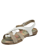 sandalia blanca de cuero con correas cruzadas y hebilla lateral para ajuste personalizado.