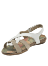 sandalia blanca de cuero con correas cruzadas y hebilla lateral para ajuste personalizado.