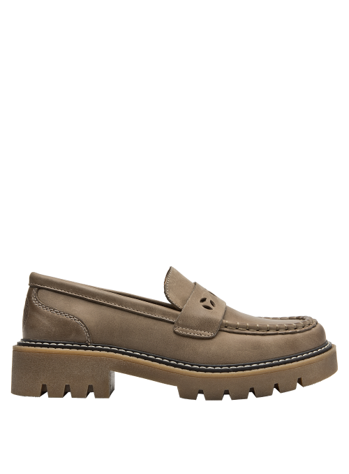 Elegante mocasín de cuero camel con textura artesanal y suela contemporánea para uso diario.