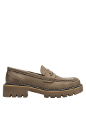 Calzado casual chic de cuero taupe con detalles distintivos y funcionalidad para ocasiones informales.