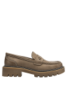 Calzado casual chic de cuero taupe con detalles distintivos y funcionalidad para ocasiones informales.