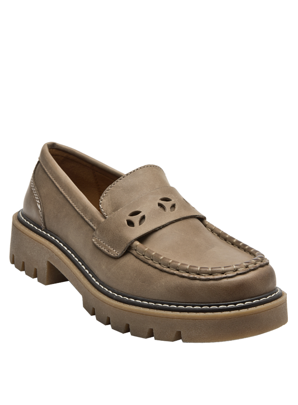 Elegante mocasín de cuero camel con textura artesanal y suela contemporánea para uso diario.