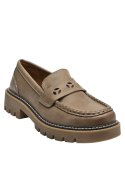 Elegante mocasín de cuero camel con textura artesanal y suela contemporánea para uso diario.