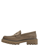 Mocasín versátil de cuero taupe con diseño normcore, ideal para looks casuales urbanos.