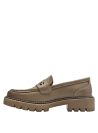 Mocasín versátil de cuero taupe con diseño normcore, ideal para looks casuales urbanos.