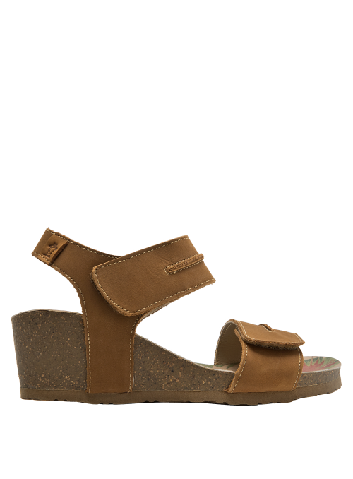 Sandalia de cuero camel con cuña natural, ideal para estilo casual y bohemio.