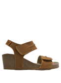 Sandalia camel de mujer, cuero liso, perfecta para días de verano y paseos urbanos.