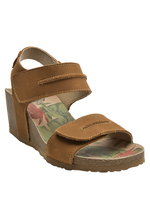 Sandalia de cuero camel con cuña natural, ideal para estilo casual y bohemio.