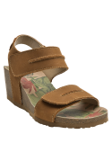 Sandalia de cuero camel con cuña natural, ideal para estilo casual y bohemio.