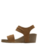 Detalle de costura artesanal en sandalia casual bohemia de cuero camel.