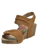 Sandalia de mujer color camel en cuero con tiras ajustables y cuña tipo corcho.