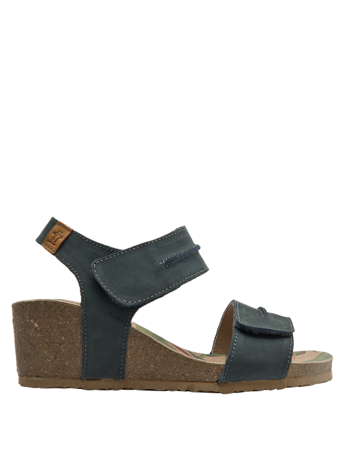 Cuña de corcho ligera en sandalia azul de cuero, ajuste cómodo y personalizado para estilo casual.