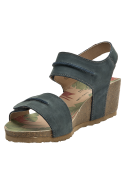 Detalle de costuras visibles en cuero azul, sandalia de cuña de corcho para mujer, estilo casual.