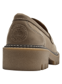 Mocasín de mujer en cuero camel con antifaz perforado y costuras visibles, estilo casual chic.