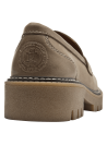 Mocasín de mujer en cuero camel con antifaz perforado y costuras visibles, estilo casual chic.