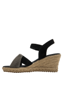 Sandalia de cuña negra de cuero con diseño moderno y elegante, perfecta para un look casual.