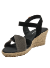 Alpargata de mujer negra en cuero con tiras cruzadas texturizadas y cuña de yute estilo boho-chic.