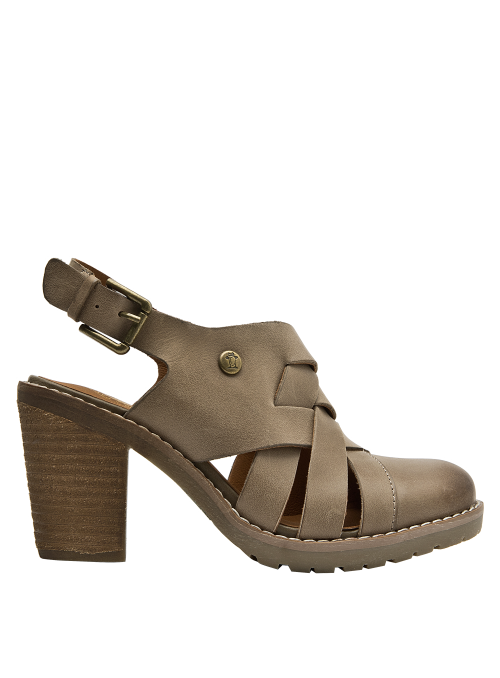 Sandalia casual boho chic en cuero marrón claro con diseño estructurado.
