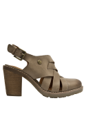 Sandalia boho chic de cuero taupe, cómoda para el uso diario con estilo.