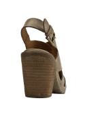Sandalia de mujer en cuero liso taupe, ideal para looks casuales y semi-formales.